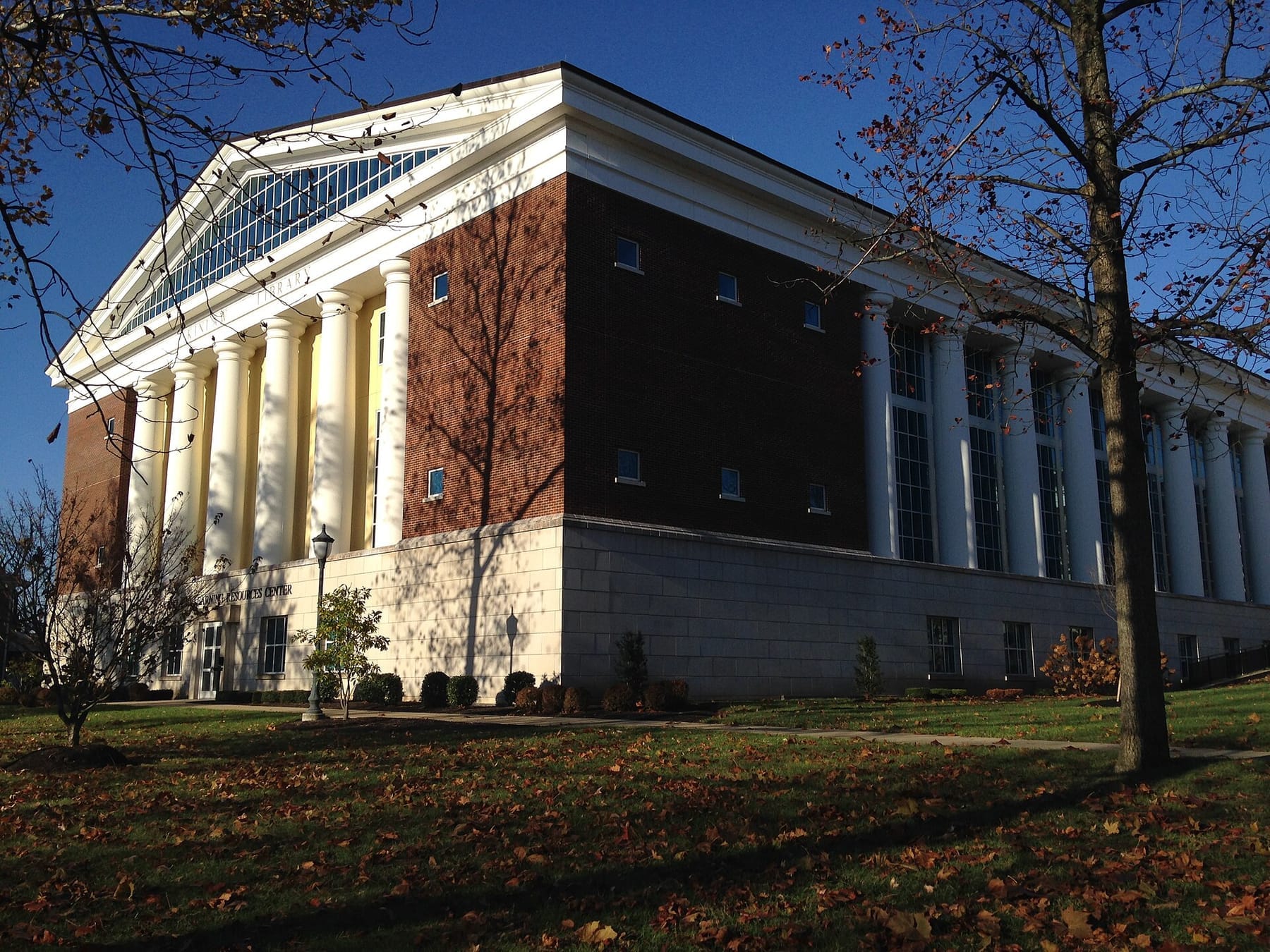 Asbury University Library 2 (photograph from the Wikimedia Commons category Asbury University)