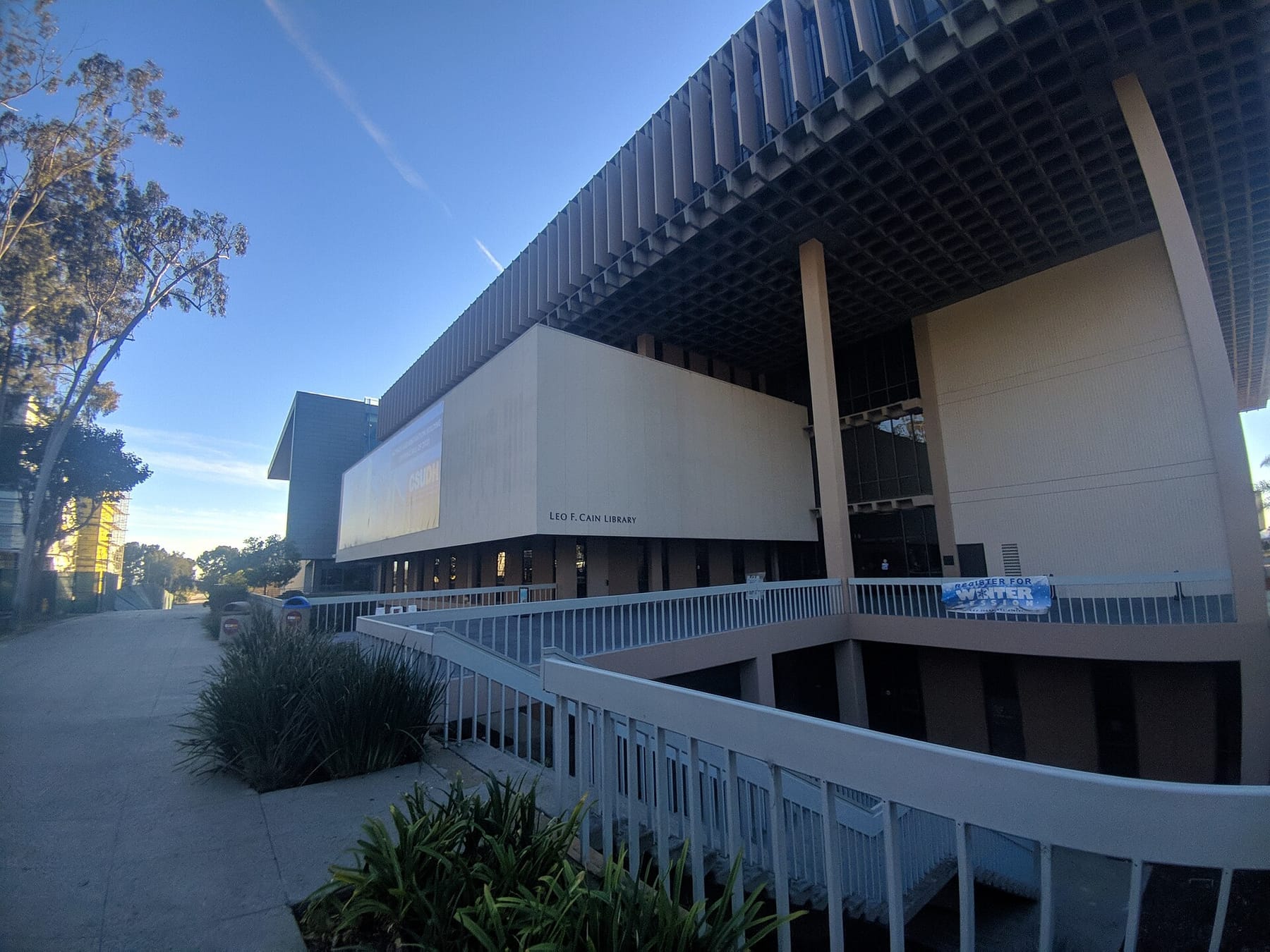 CSUDH Library 2018 (photograph from the Wikimedia Commons category California State University, Dominguez Hills)