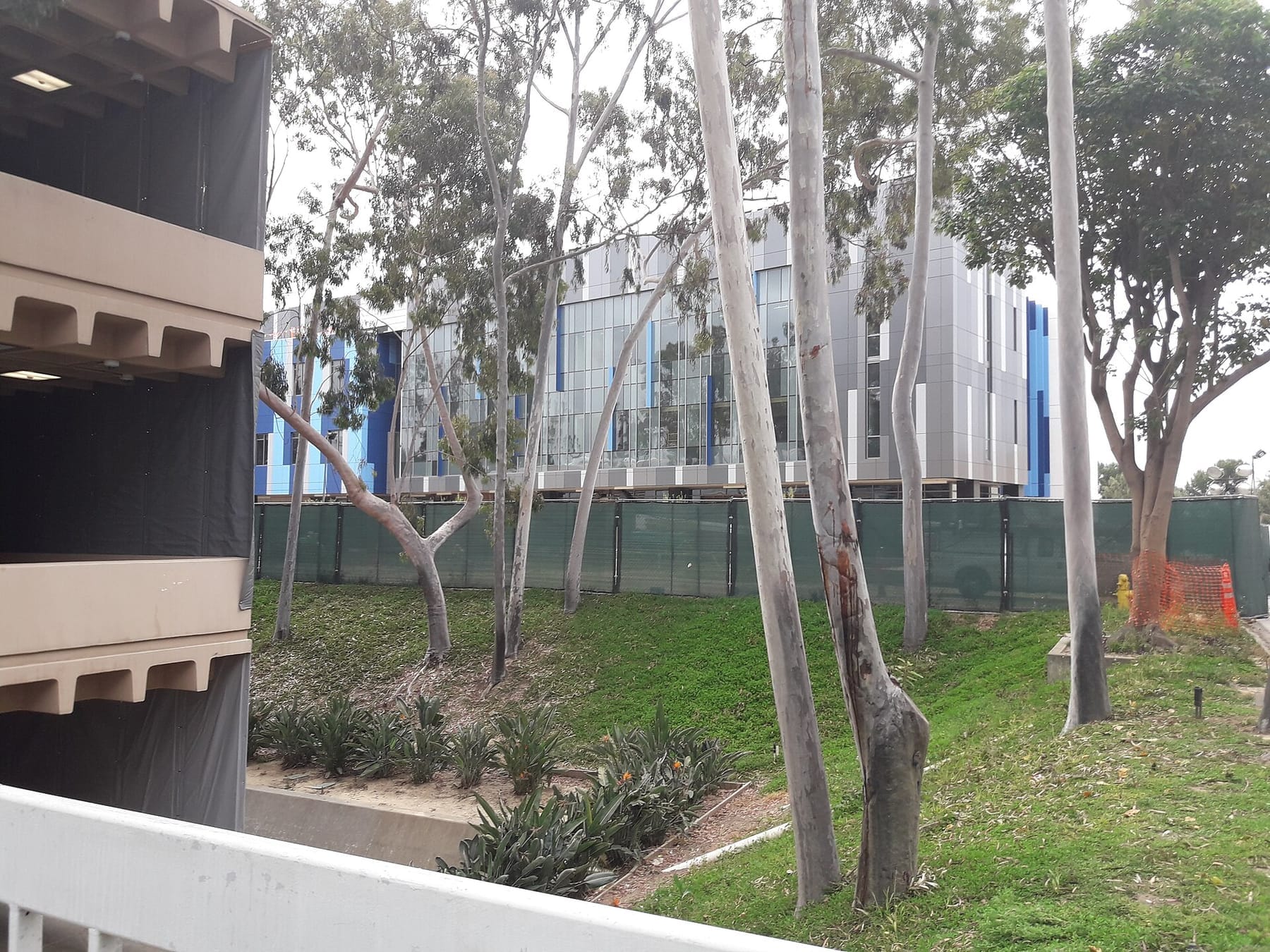 Photo of Dominguez Hills Library (photograph from the Wikimedia Commons category California State University, Dominguez Hills)