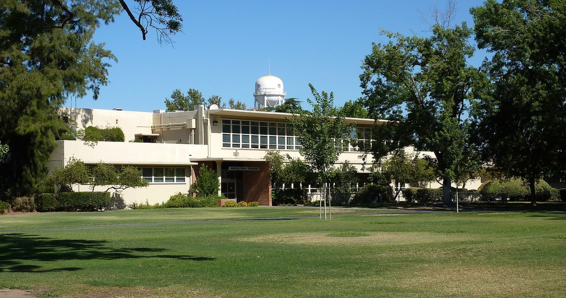2009-0725-CA-CSUF-AgBuilding (photograph from the Wikimedia Commons category California State University, Fresno)