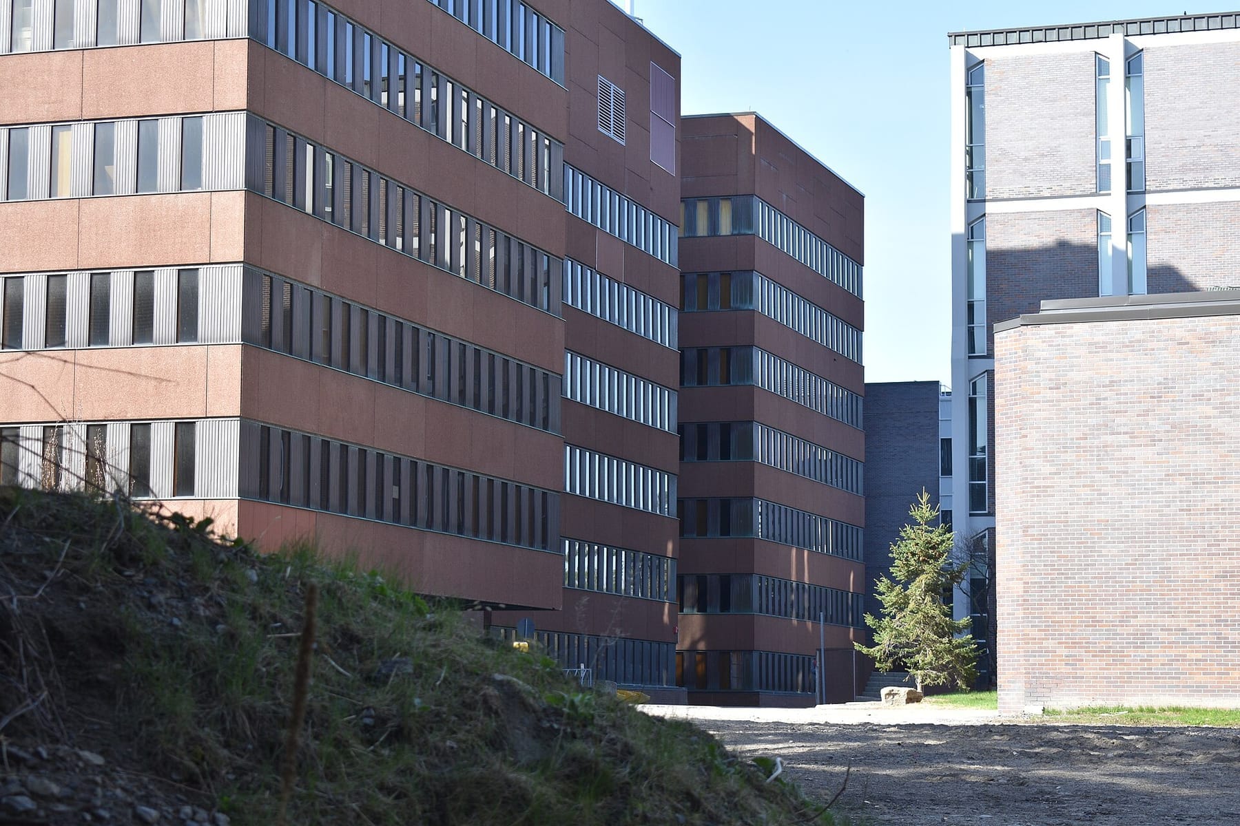 Loeb Building at Carleton University 2 (photograph from the Wikimedia Commons category Carleton University)