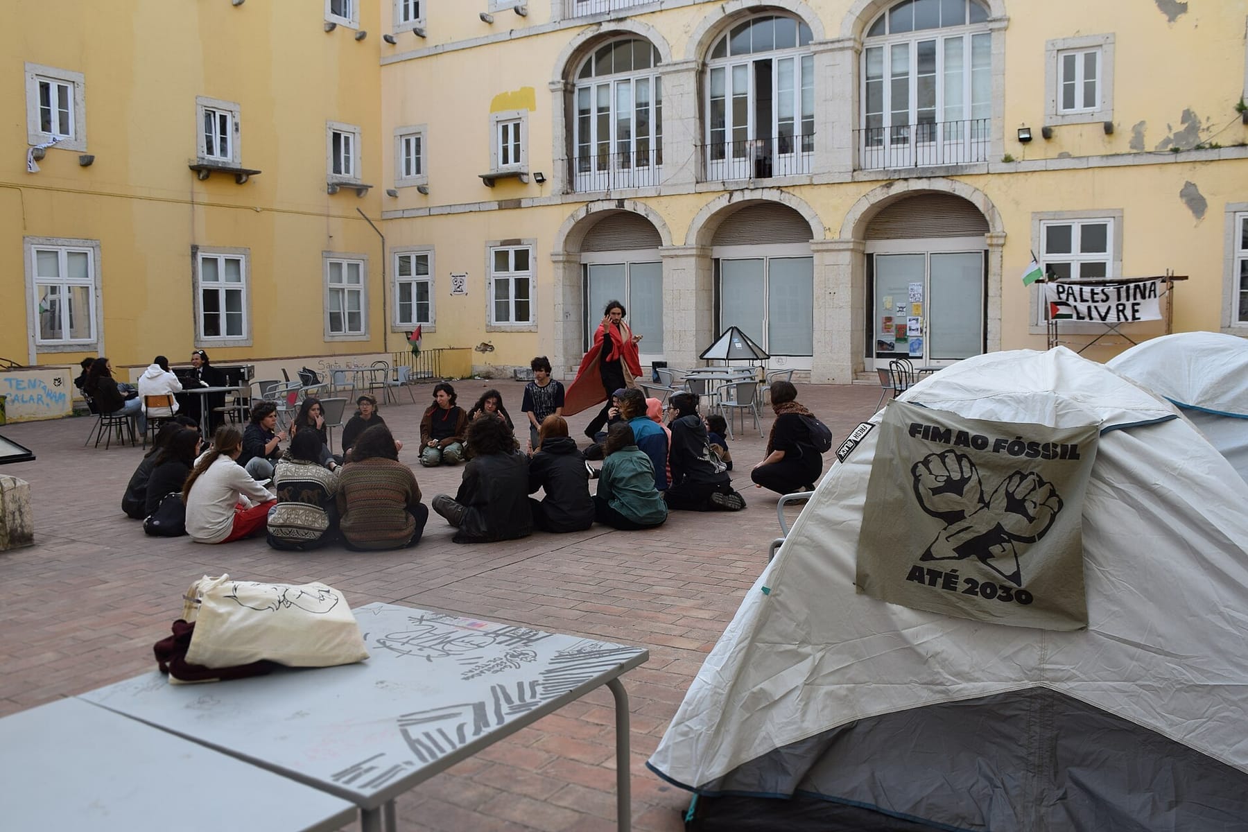 Assembly of students at the Faculty of Fine Arts End Fossil End Genocide movement (photograph from the Wikimedia Commons category Faculdade de Belas Artes da Universidade de Lisboa)