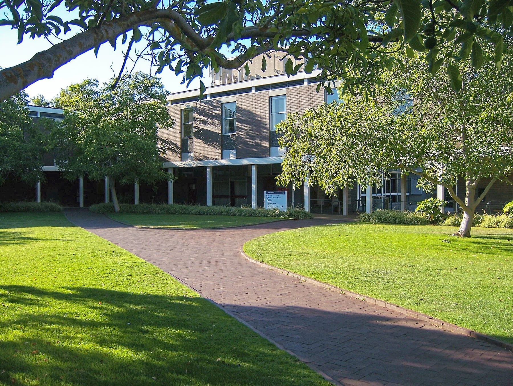 Flinders humanities courtyard (photograph from the Wikimedia Commons category Flinders University)
