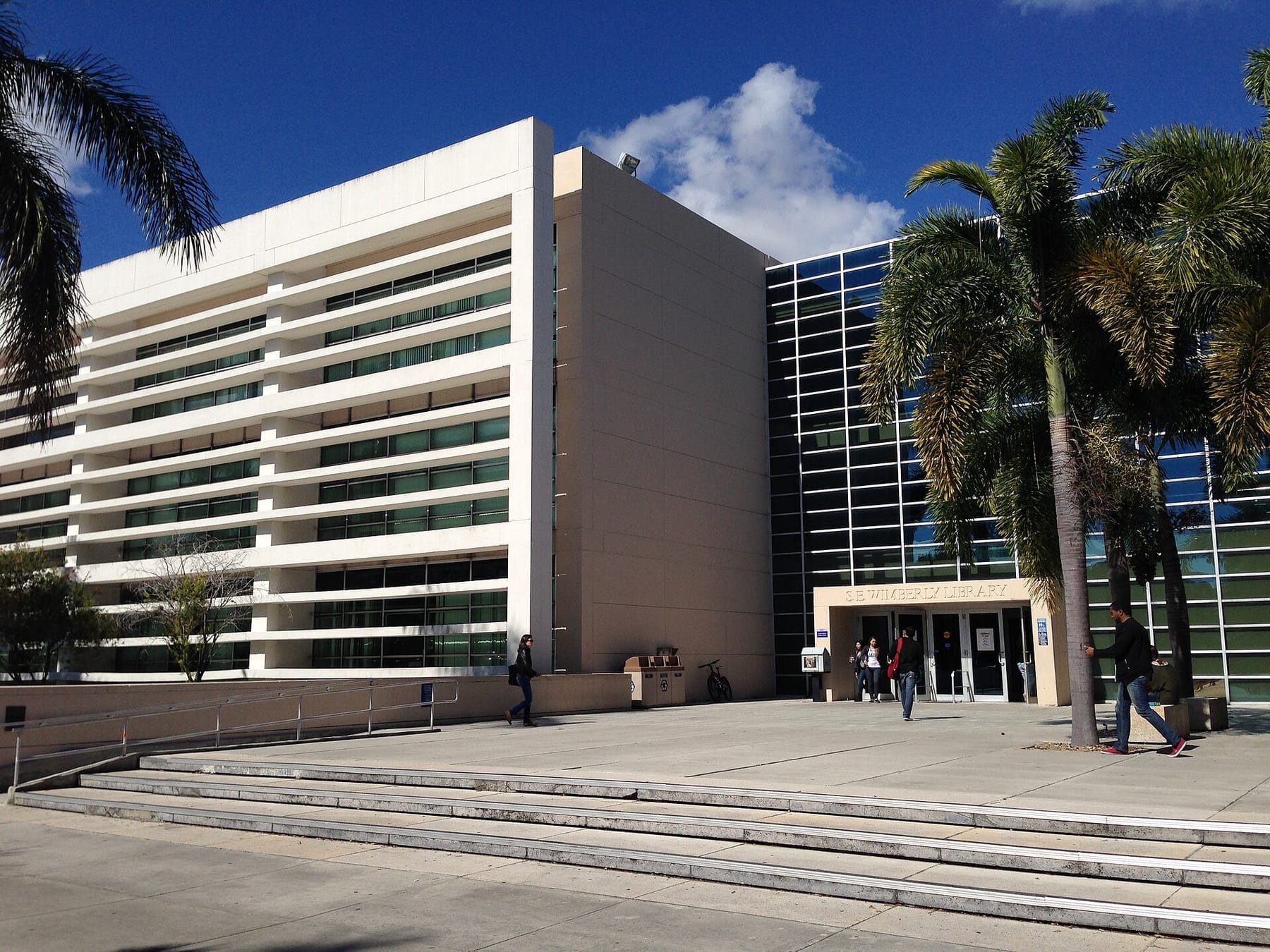 FAU SE Wimberly Library (photograph from the Wikimedia Commons category Florida Atlantic University)