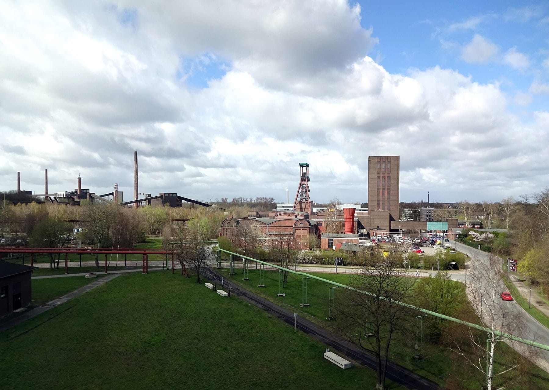 Blick aus dem Sanaa Gebäude, Essen-Stoppenberg (photograph from the Wikimedia Commons category Folkwang Universität der Künste)
