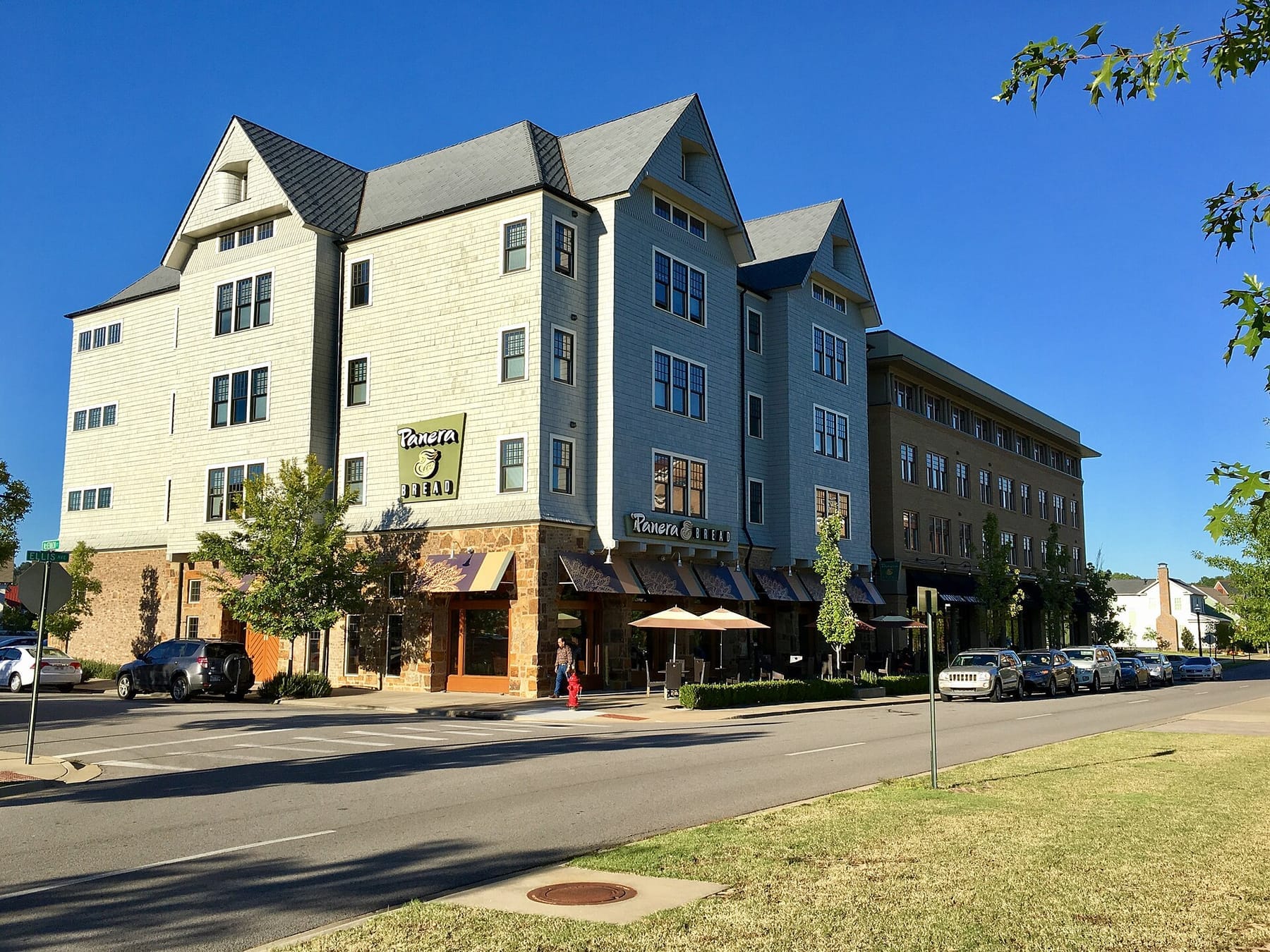 Hendrix Village Building1 (photograph from the Wikimedia Commons category Hendrix College)