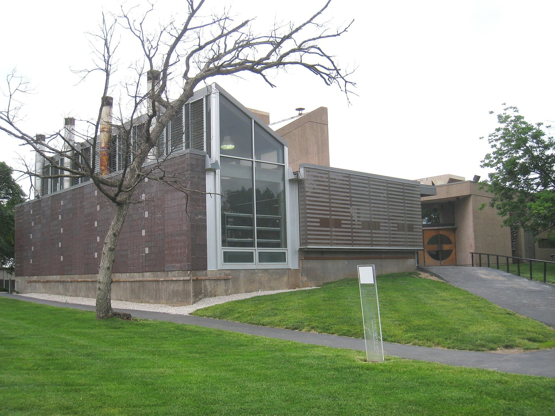 Kansas City Art Institute - Richard J. Stern ceramics building (photograph from the Wikimedia Commons category Kansas City Art Institute)