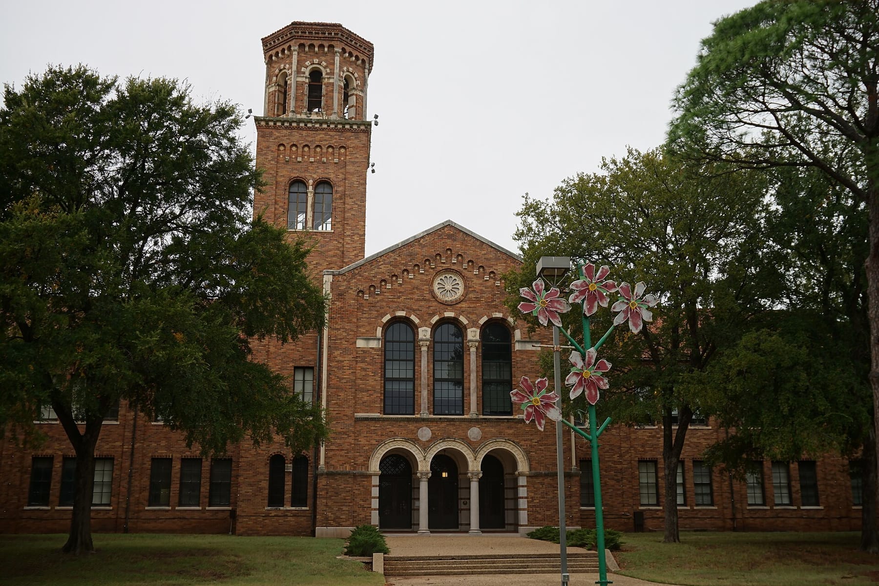 Midwestern State University October 2015 06 (Hardin Administration Building) (photograph from the Wikimedia Commons category Midwestern State University)