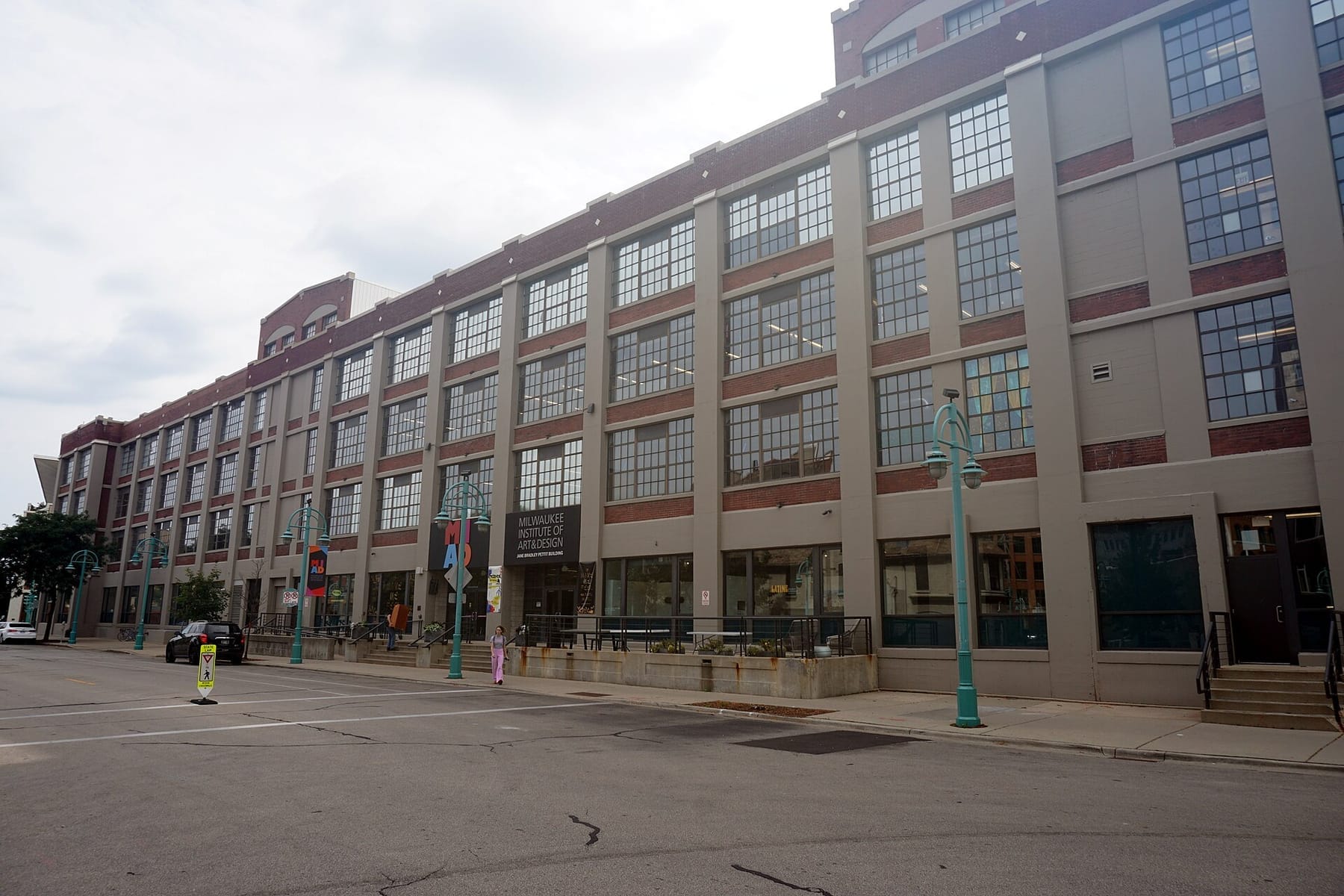 Milwaukee September 2023 088 (Milwaukee Terminal Building--Milwaukee Institute of Art & Design) (photograph from the Wikimedia Commons category Milwaukee Institute of Art & Design)