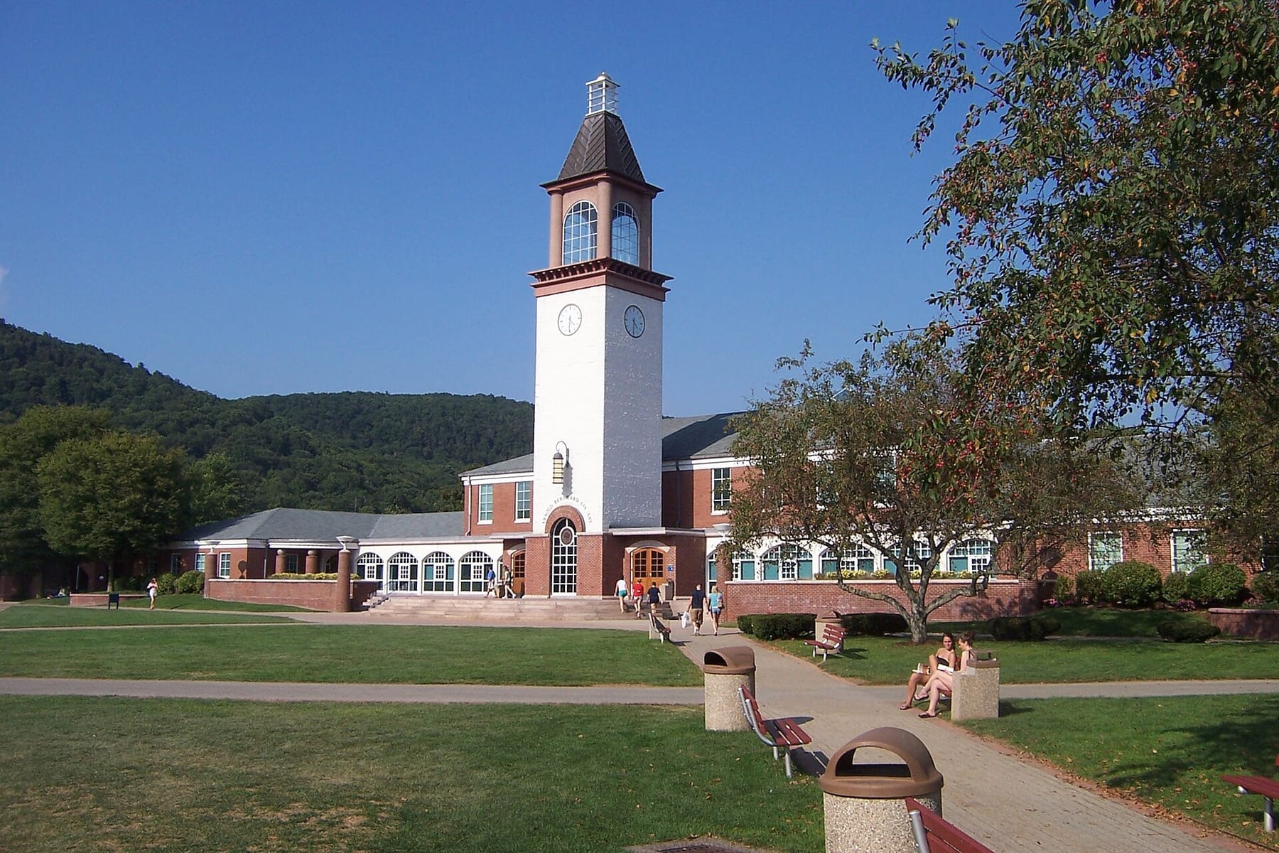 Quinnipiac University Arnold Bernhard Library (photograph from the Wikimedia Commons category Quinnipiac University)