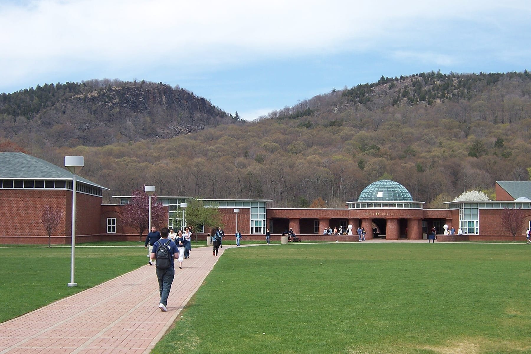 Lender School of Business 2005 (photograph from the Wikimedia Commons category Quinnipiac University)