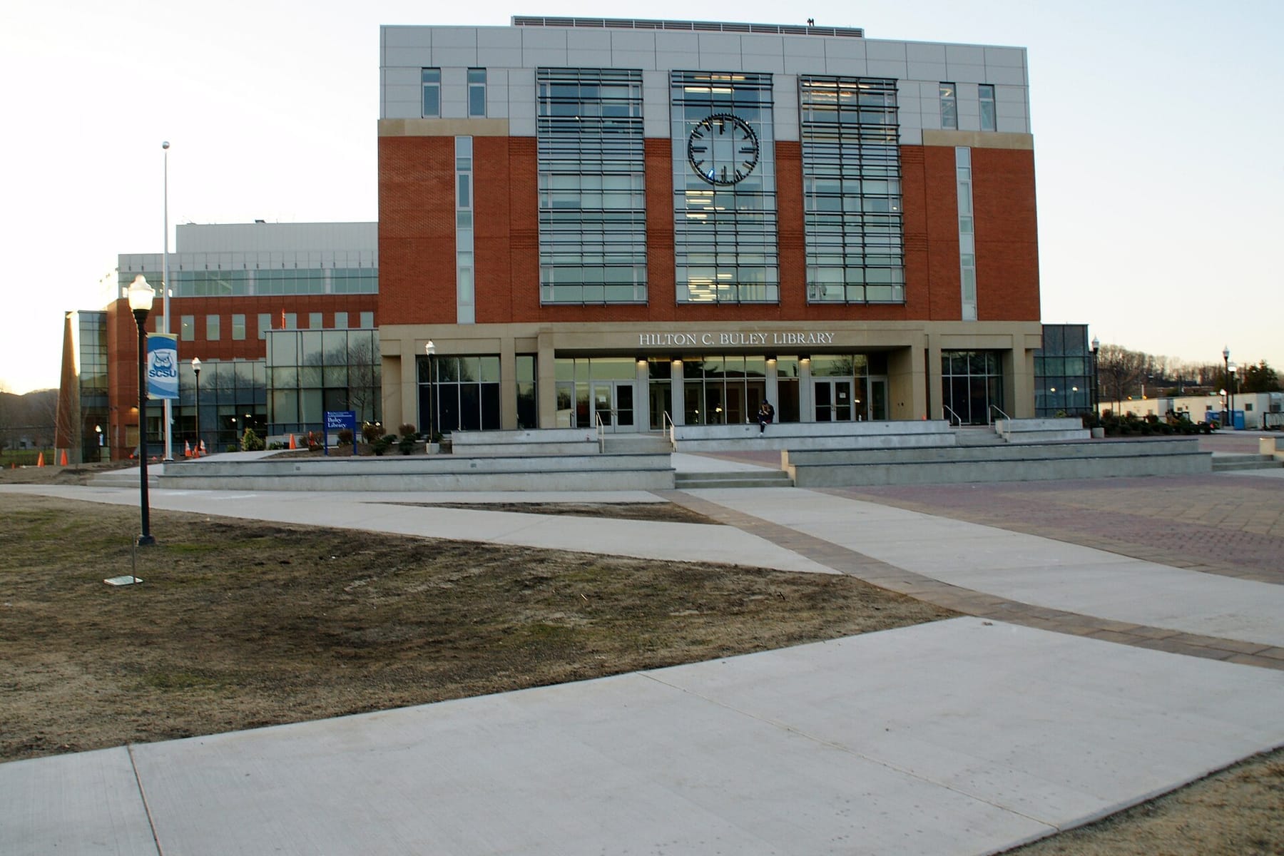 Buley Library (photograph from the Wikimedia Commons category Southern Connecticut State University)
