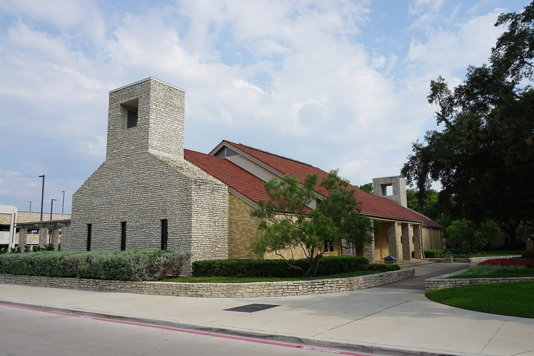 Texas Christian University June 2017 01 (Winthrop Rockefeller Building for Ranch Management) (photograph from the Wikimedia Commons category Texas Christian University)