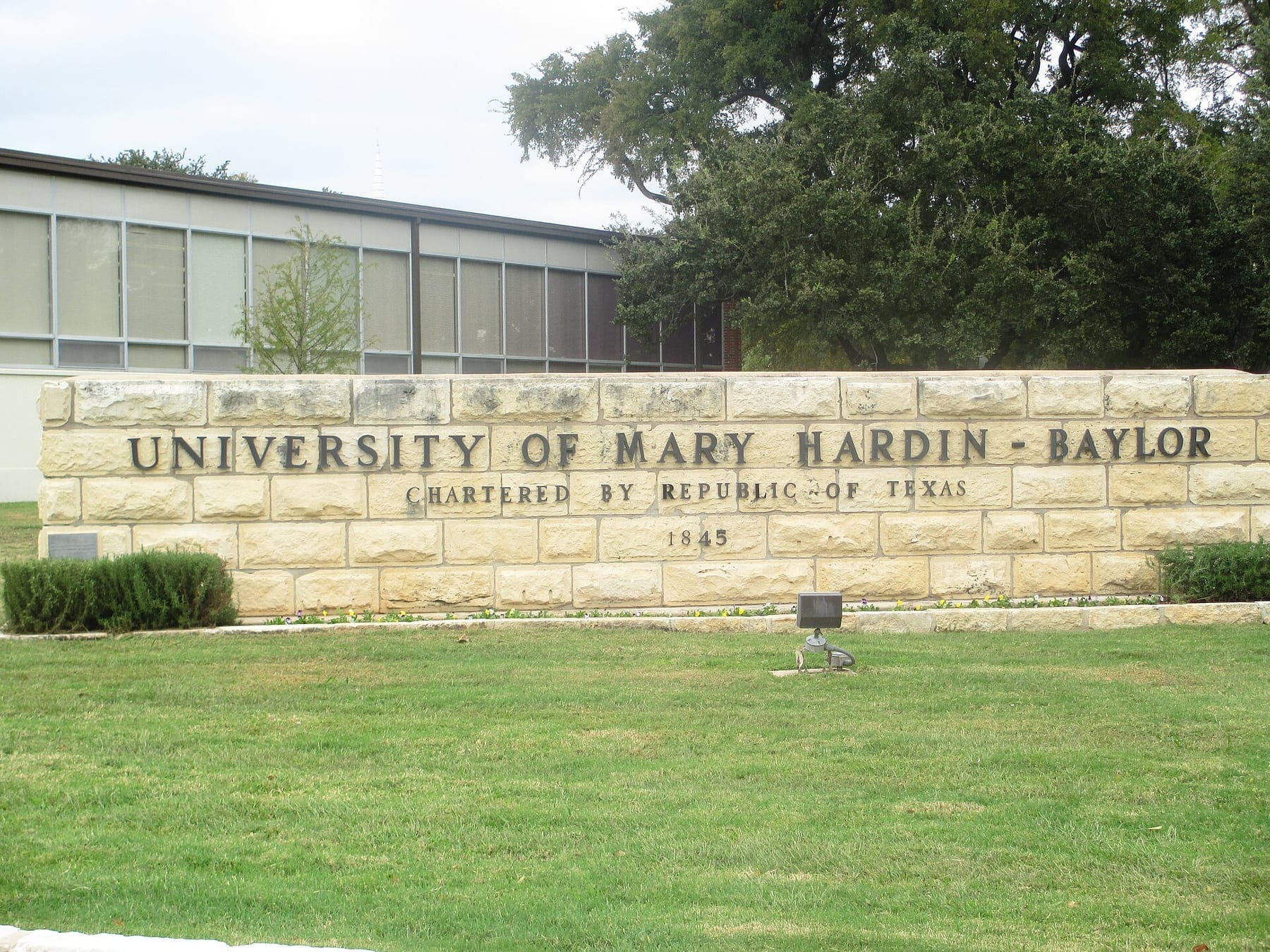 Entrance sign, UMHB, Belton, TX IMG 5551 (photograph from the Wikimedia Commons category University of Mary Hardin-Baylor)