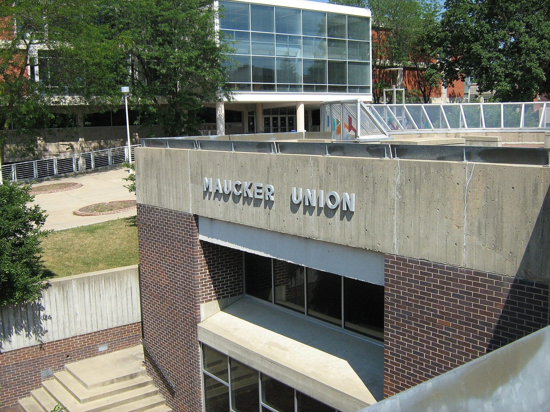 Maucker Union with the Rod Library in the background (photograph from the Wikimedia Commons category University of Northern Iowa)