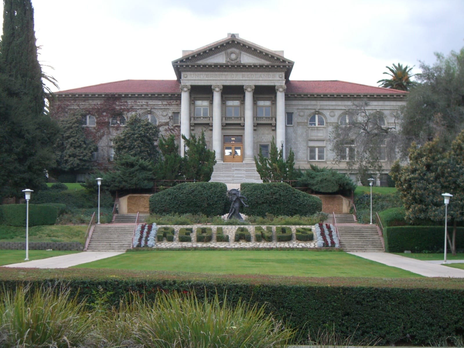 Admin Building - panoramio - Jordan W. (photograph from the Wikimedia Commons category University of Redlands)