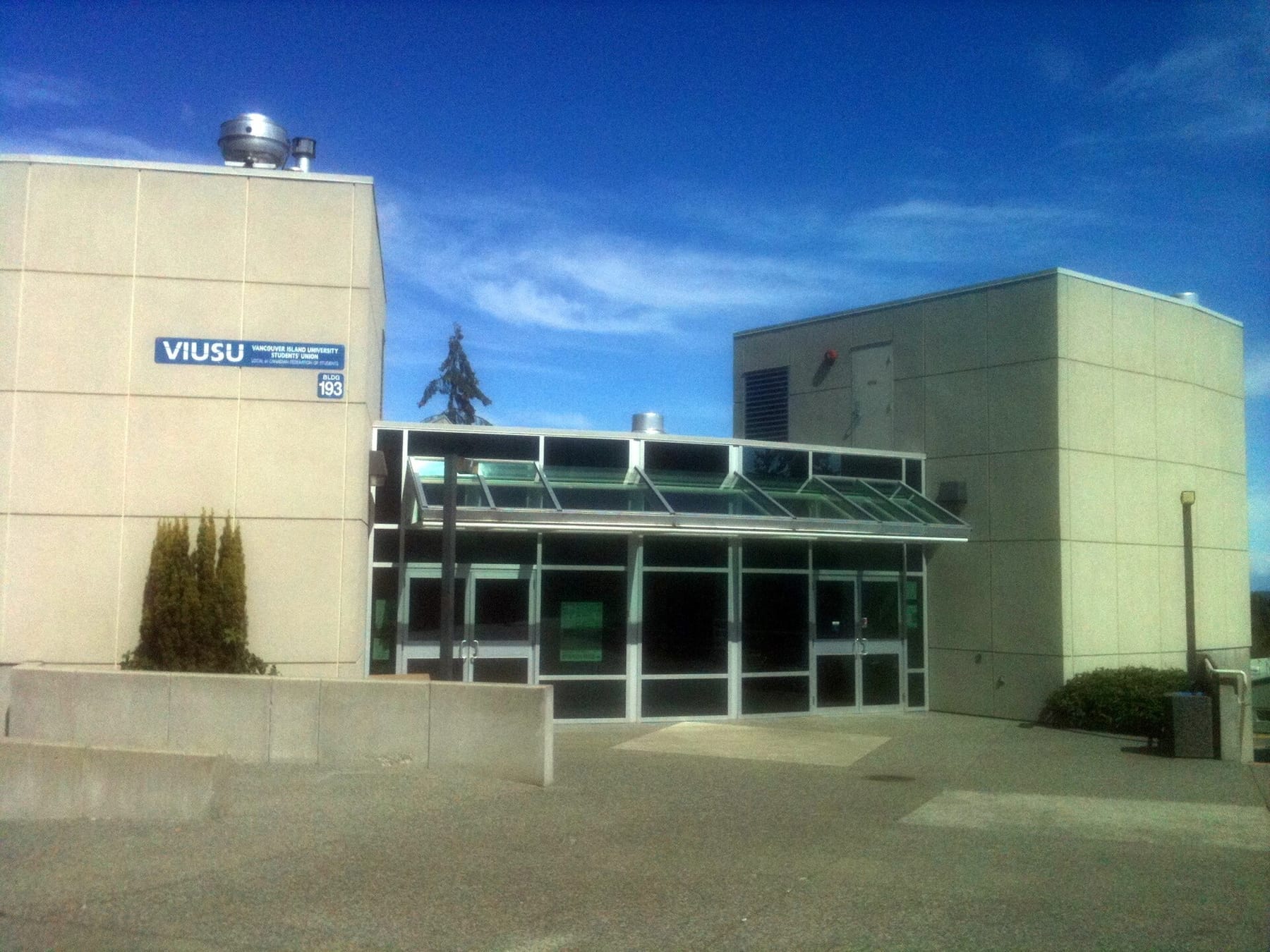 Vancouver Island University student union building (photograph from the Wikimedia Commons category Vancouver Island University)