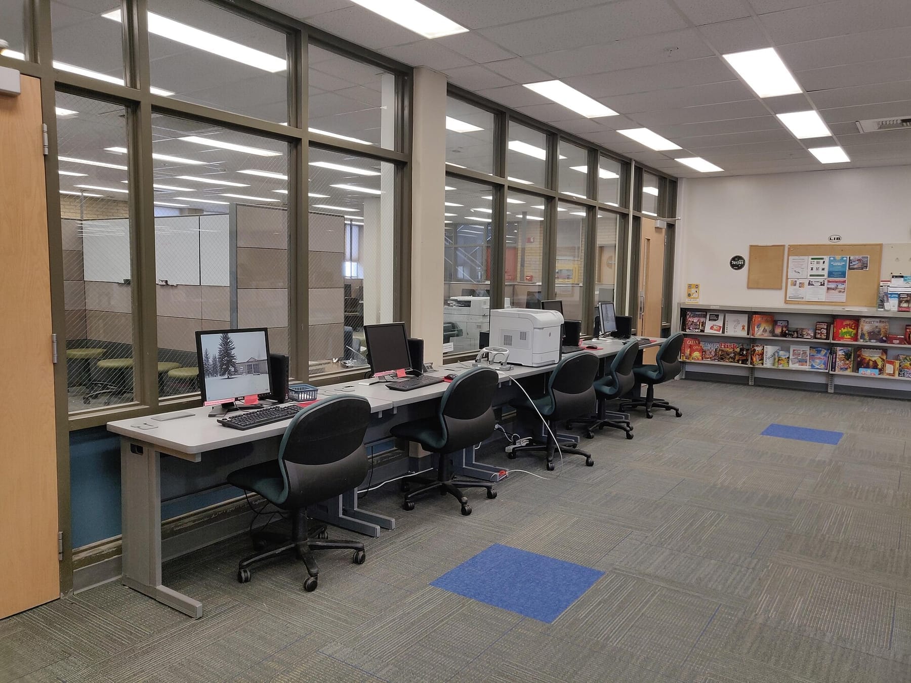 Library computers (photograph from the Wikimedia Commons category Western Colorado University)