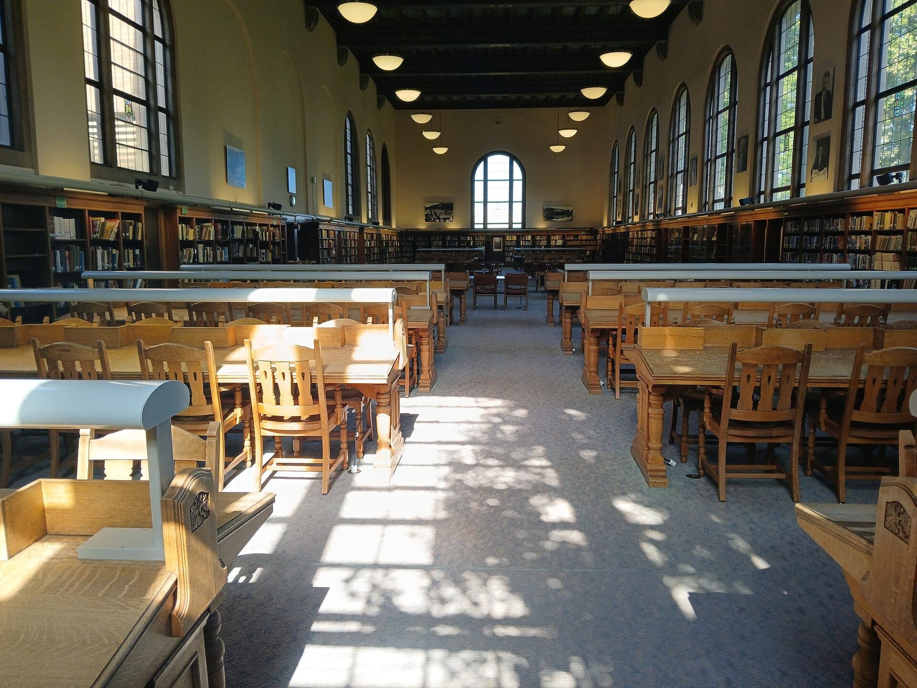 Western Washington University Wilson library reading room (photograph from the Wikimedia Commons category Western Washington University)
